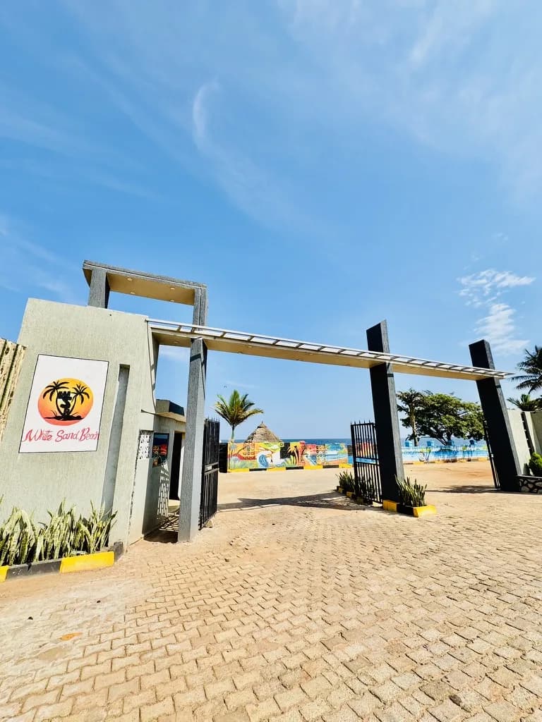 Main entrance to White Sand Beach